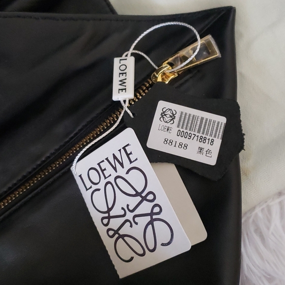 📣Loewe 🚨PRICE DROP🚨 RARE Black Bolso Triangle📣 - Picture 8 of 13